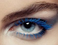 Blue mascara was big in the 80s. Well, not with me, but you know ... Mascara Bleu, Bright Pink Eyeshadow, Makeup Verde, Colored Mascara, Blue Mascara, Mascara Tips, Pink Eyeshadow, Photo Vintage