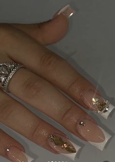 Good Rhinestone Nails, Quince Dama Nail Ideas, Cute Gold Nail Designs, Gold Quince Nails Short, Simple Nails With Gems Rhinestones, Gold Nails For Quinceanera, Medium Latina Nails, Short Nails Gold Design, Jhene Aiko Nail Ideas