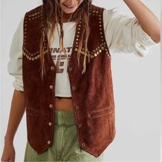 Nwt Xs - Sold Out Style Understated Leather Calf Leather Vest Brown Studded Accents & Collarless Button Closure Fabric: 100% Calf Leather Leather Vest Outfit, Looks Country, Suede Vest, Free People Jacket, Vest Outfits, Leather Vest, Western Outfits, Womens Vest, Boho Outfits