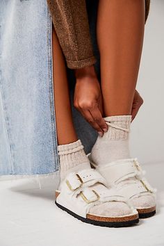 Shearling Birkenstock Outfit, Sandals Photoshoot, Arizona Birkenstock Outfit, Sandles Outfit, Shearling Birkenstock, Birkenstocks Birkenstock, Birkenstock Shearling, Birkenstock Sandals Outfit, Sandals With Socks