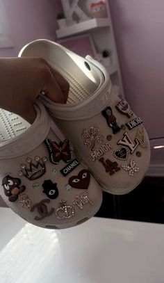 Baddie Croc Charms, Tan Crocs With Charms, White Croc Charm Ideas, Grey Crocs With Charms, Designer Crocs Charms, Croc Inspo Charms, Aesthetic Croc Charms, White Crocs With Charms, Croc Design Ideas