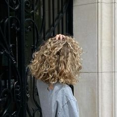 Cool Blonde Curly Hair, Short Very Curly Hair, Short Curly Haircuts Blonde, Curly Blonde Short Hair, Short Curly Balayage Hair, Short Curly Hair Blonde Highlights, Blond Short Curly Hair, Short Curly Blonde Hair Natural, Curly Hair 2024