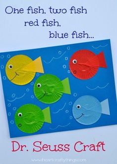 a paper plate with fish on it that says, one fish two fish red fish blue fish dr seuss craft