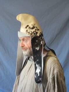 Italian Hat, Historical Hats, Jester Hat, Medieval Armor, Medieval Clothing, Fancy Hats, Iron Age, Men's Hats, Medieval Art