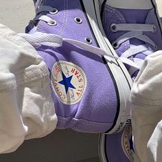 Boty Converse, Mode Purple, Purple Converse, Violet Aesthetic, Dr Shoes, Purple Vibe, Lavender Aesthetic, Purple Themes, Hype Shoes