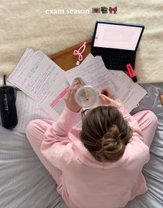 Romantizing Work, Pink Student Aesthetic, Academic Motivation Pink, 2025 Vision Board School, Student Aesthetic Girl, Uni Girl Aesthetic, Studious Girl Aesthetic, Summer Study Aesthetic, Uni Student Aesthetic