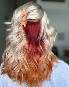 Textured Lob Haircuts for a Stylish Shoulder-Length Look Blonde Hair Two Tone, Burgundy And Blonde Hair Color, Blonde Hair With Red Peekaboos, Dyed Hair For Blondes, Copper Roots Blonde Ends, Blonde And Orange Hair, Spring Hair Color Ideas 2023, Sunrise Hair, Peekaboo Hair Colors