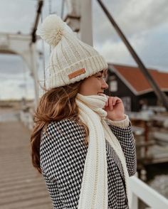 #winterfashion #winteroutfits #sweaterweather #winterstyle #womensfashion #womensoutfits #outfitinspiration #outfitideas #cozystyle #sweaterseason #wintercoat #oversizedcoat #plaidcoat #winterbeanie #winteraccessories #cozystyle #cozyoutfits