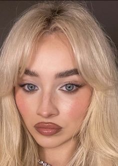 Sabrina Carpenter Lip Combo, Glam Christmas Makeup, Lips Combo, Inspiring Pics, Pale Makeup, Special Makeup, Glam Christmas, Lip Combo