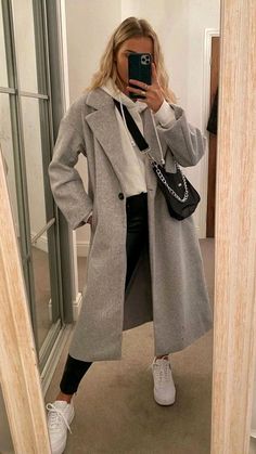 Fall Pea Coat Outfit, Winter Outfits 2023 Casual, How To Dress A Trench Coat, Classic Feminine Style Winter, Dad Coat Outfits Winter, London Tourist Outfit Winter, Outfits 2022 Invierno, Trendy Coats For Women 2023, Outfits With Grey Coat