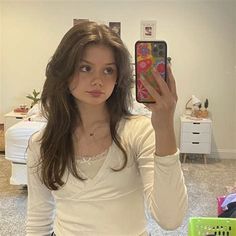 Erika Diane Hairstyle, Erica Diane Hair, Erika Diane Haircut, That Girl Haircut, Erika Diane Outfits, Erika Diane Hair, Cute Girls With Brown Hair, Haircut For Teenage Girl, Erika Diane Account