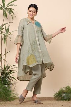 Shop for Kaveri Green Linen Kurta And Pant Set for Women Online at Aza Fashions Linen Kurti Design, Kurta Patterns, Simple Kurta Designs, Kurti Patterns, Pakistani Fashion Casual, Long Kurti Designs, Green Leaf Print, Best Summer Dresses, Salwar Kamiz