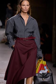 Bottega Veneta Spring 2025 Ready-to-Wear https://www.vogue.com/fashion-shows/spring-2025-ready-to-wear/bottega-veneta/slideshow/collection#14 Parisienne Style, Color Combos Outfit, Autumn Wardrobe, Grey Outfit, Color Rojo, Trend Forecasting, Tshirt Outfits, Fall Wardrobe, London Fashion Week