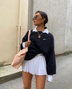 Formas de darle un toque retro a tus outfits - Magazine Feed Depop Ideas, Skate Outfits, Nike Tennis Outfits, Summer Core, Femininity Aesthetic, Spring Recruitment, Skirt Diy, College Fits