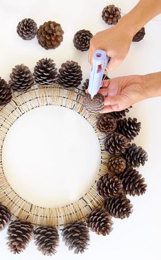 Beautiful Fast & Easy DIY Pinecone Wreath (Improved Version) - A Piece Of Rainbow Diy Pinecone Wreath, Couronne Diy, Dekoratívne Vence, Christmas Decorations Centerpiece, Pine Cone Art, Diy Pinecone, Pine Cone Decorations, Thanksgiving Diy, Cones Crafts