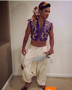 Aladdin costume                                                                                                                                                                                 Más Arabian Nights Men Outfit, Aladdin Halloween, Aladdin Musical, Genie Costume, Aladdin Jr, Halloween Hombre, Aladdin Costume, Mens Halloween, Fantasia Disney