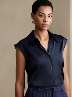 Elegant V-neck Shirt With Back Button Closure, Elegant Tops With Buttons And Spread Collar, Formal Tops With Covered Buttons And Collar, Elegant Collared Top With Button Closure, Elegant Office Wear Blouse With Placket, Elegant Blouse With Button Closure And Collar, Semi-formal Sleek Collared Blouse, Sleek Shirt With Button Closure, Elegant Workwear Blouse