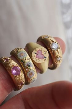 Accessory Ideas Outfit, Where To Wear Rings, Pastel Witch Outfit, Hart Jewellery, Things To Bedazzle, Jewelry Colourful, Heart Jewlery, Heart Outfit, خواتم خطوبة