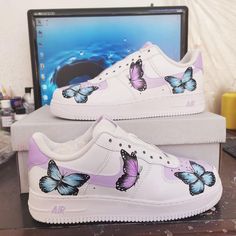 👟 Custom Made To Order Footwear 👟  - Authentic 👟  - Brand New🔥  - Free Worldwide Shipping 📦  - High quality custom sneakers😊  - Original shoe box and accessories.✨ - Best quality waterproof and scratch-proof paints used. Air Force 1 Butterfly, Nike Girl, Fitness Friends, Art Selfie, Butterfly Purple, Nike Air Force 1 Custom, Custom Painted Shoes, Air Force 1 Custom, Custom Air Force 1