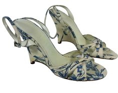 Schöne BURBERRY Slingback-Schuhe mit blauem Blumenmuster in gutem Zustand. Die Schuhe messen 3 "2 an der breitesten Basis mit 10 "2 von der Ferse bis zu den Zeh auf der Innenseite und 4 "Ferse. Die Schuhe sind nicht neu und liegen sehr im Trend mit schönen blauen Blumen und Burberry-Logo. Diese schönen Schuhe sind sauber von innen und außen 100% echt Burberry, hergestellt in Italien, und sie stammen aus den frühen 2000er Jahren und sind gut gepflegt, da sie viele Jahre im Lagern waren. ------ICH Early 2000s Shoes, 2000s Shoes, Burberry Logo, Blue Florals, Slingback Heels, Slingback Shoes, Burberry Shoes, Aesthetic Shoes, Slingback Heel