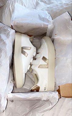 Sneaker Lovers, Veja Sneakers, Paris Mode, Stockholm Fashion, Sneakers Outfit, Pretty Shoes