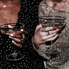 Glitter Champagne, Aesthetic Friends, Friends Black, Chuck Bass, Ideas Party, Glitz And Glam, How To Pose, Christmas Aesthetic, Look Casual