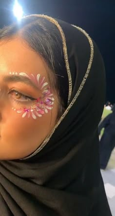 Glitter Face Makeup, Eye Face Painting, Glitter Face Paint, Festival Face Paint, Butterfly Face Paint, Girl Face Painting, Festival Makeup Glitter, 심플한 그림, Festival Face