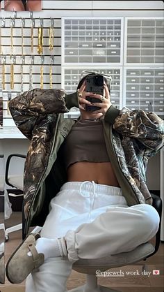 Womens Winter Streetwear Fashion, Fall Camo Outfits, Fall Streetwear Outfits 2023, Camo Jacket Outfit Aesthetic, 26 Degree Weather Outfit, Fall Evening Outfit Casual, Fall Lazy Outfits For School, Lazy Fall Fits, Hat And Hoodie Outfit