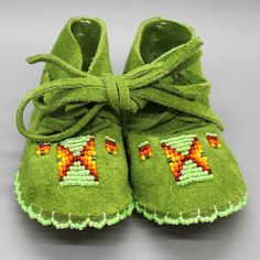 Beaded Moccasins Pattern, Teepee Craft, Beaded Baby Moccasins, Baby Moccasin Pattern, Baby Mocs, Moccasin Pattern, Leather Baby Moccasins, Beaded Moccasins, Native American Clothing