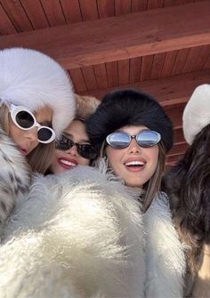 #beige #girlgroup #fun #outfit #aestatic Mode Au Ski, Ski Trip Outfit, Apres Ski Outfits, Ski Aesthetic, Apres Ski Party, Snow Trip, Ski Outfit, Winter Inspo, Trip Outfits