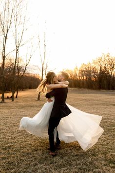 Incredible wedding photo captured at sunset with the groom spinning his bride as they kiss, making her dress twirl and flare. Created the most stunning husband + wife wedding photo! Dress Twirl, Sunset Wedding Photos, Groom Photoshoot, Wedding Portrait Poses, Iowa Wedding, Country Lane, First Looks, Bride Groom Photos, Wedding Couple Photos