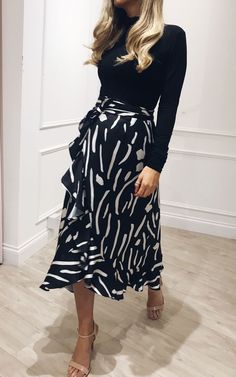 Pretty Lavish, Wrap Midi Skirt, Outfit Jeans, Looks Street Style, Professional Attire, Boys Fashion, Black And White Print, Simple Fashion