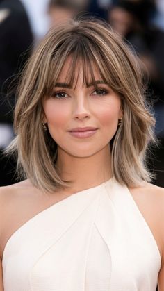 Chin Length Layers Medium Hair, Layered Hair Short With Curtain Bangs, Medium Layered Hair Round Face, Bangs With Curtain Bangs Short Hair, Short Hair Bangs Heart Face, Short Hair Cut With Face Frame Bangs, Flicky Bob Hairstyles, Short Fall Hair With Bangs, Layered Bob With Bangs Straight Hair