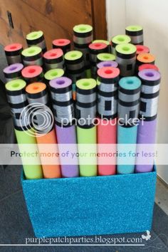 there are many different colored spools in the holder