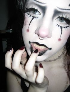 Gothic Looks Makeup, Corpse Clown Makeup, Spider Clown Makeup, Cool Makeup Looks Creative Halloween Easy, Cool Halloween Face Paint, Halloween Makeup Colorful, Black And White Hair Halloween Costume, Silly Makeup Looks