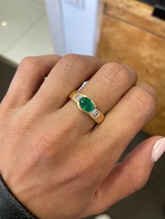 Vintage Emerald Ring, 1ct Oval Emerald, Chunky Ring, Emerald ring, bezel setting ring, Gold Vintage Ring, Estate Jewelry, Unisex men ringy Jewelry Yellow Gold 18k (the gold has been tested by a professional) Total Carat Weight: 1.25ct (Approx.) Total Metal Weight: 7.96 g Size: 8.25 US \ 18.35 mm Grading Results: Stone Type: Diamond Shape: Baguette Carat: 0.25ct (Approx.), Stones quantity:4 Color: F Clarity:VS Grading Results: Stone Type: Emerald Shape: Oval Carat: 1ct (Approx.), Stones quantity: Vintage Emerald Ring, Bezel Setting Ring, Gold Vintage Ring, Smaragd Ring, Emerald Ring Vintage, Bezel Set Ring, Chunky Ring, Ring Bezel, Ring Emerald