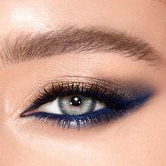 Eyelash Makeup Look, Blue Eyeshadow Palette, Luxury Palette, Make Carnaval, Blue Smokey Eye, Eyelash Makeup, Eyeshadow For Brown Eyes, Blue Eyeliner