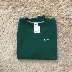 Brand New With Tags! Nike Sweatshirt Outfit, Green Nike Crewneck, Sweatshirt Outfit Men, Sweaters Nike, Boo Basket, Nike Crewneck, Nike Sweaters, Nike Sweater, Sweatshirt Outfit