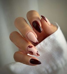 Fall Fall Nails, Funky Autumn Nails, Burgundy Autumn Nails, Autumn Manicure Fall Nails Ideas, Fall November Nails, Girly Fall Nails, Dark Brown Nails Designs, Red Fall Nail Designs, Beachy Nail Ideas