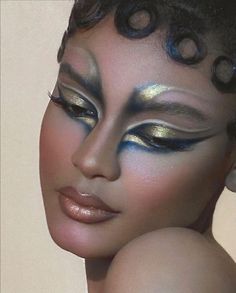 Alien Makeup Pretty, Extreme Eyeliner, Senior Makeup, Versace Makeup, Eyeshadow Art, Unconventional Makeup, Drag Hair, Matte Make Up