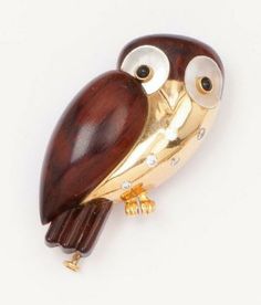 Van Cleef & Arpels  Pin "Owl" in yellow gold and snakewood set with diamonds. Eyes adorned with pearl and onyx. Signed Van Cleef & Arpels an... Van Cleef And Arpels Jewelry, Van Cleef & Arpels, Owl Brooch, Junk Jewelry, Van Cleef And Arpels, French Jewelry, Fantasy Closet, Chain Maille, Owl Jewelry