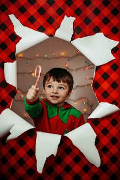 Christmas Self Portrait Photography, Wrapping Paper Pictures, Fun Christmas Pictures For Kids, Easy Diy Christmas Pictures, Kids Christmas Pictures At Home, Family Christmas Light Pictures, Take Your Own Christmas Card Photo, X Mas Photoshoot Ideas