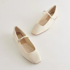 REYES Ballet Flats Ivory Leather | Ivory Leather Flats – Dolce Vita Flat Shoes Wedding Brides, Bridal Vibes, Flare Jeans Shoes, Ivory Flats, White Ballet Flats, Magnolia Wedding, Outfit References, Bridal Flats, Wedding Shoes Flats