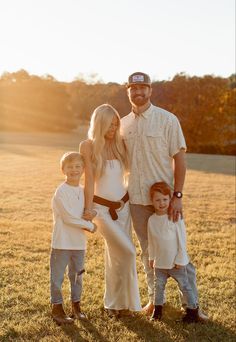 Haybale Photoshoot Family Pics, Family Western Photoshoot Outfits, Boho Western Family Photoshoot, Family Cowboy Photoshoot, Family Pictures With Cows, Family Western Photoshoot, Rancho Photoshoot, Family Country Photoshoot, Haybale Photoshoot