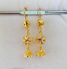 Turkish Design Flower Dangling Earrings, 916 Gold  GOLD PURITY : 22k pure yellow gold , 916 GOLD Colour : YELLOW GOLD Total Appx weight : 3.90grams   Width : Appx 0.8mm - pls see pic with ruler Length : Appx 4.3cm - pls see pic with ruler  Hallmark: Hallmarked 916 stamp Design : Majestic Turkish Flower Dangling Earrings FAQs Q: Is it real gold? A: yes it's real authentic genuine 916 gold  Q: can pawn? A: yes it's pawnable ⭐GoForGold⭐ Latest Earrings Design, Unique Gold Jewelry Designs, Gold Jewellry, Dangler Earrings, Turkish Design, Gold Rope Chains, Solid Gold Earrings, Design Flower, Colour Yellow