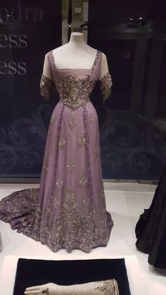 Edwardian Evening Gown, Fashion Museum, Royal Women, Queen Alexandra, Museum Fashion, Silk Chiffon Dress, Old Dresses