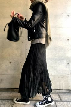 Mode Edgy, Stil Rock, Woman In Black, Outfits With Converse, Looks Street Style, 가을 패션, Look Vintage, K K, Looks Style