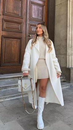 Elegantes Party Outfit, Preppy Chic Outfits, Outfit Old Money, Adrette Outfits, White Coat, White Boots, Looks Chic, 가을 패션