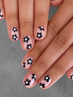 simple black flower short nails Black And White Nail Designs, Daisy Nails, Flower Nail Designs, Round Nails, Nail Length, Short Nail Designs, Classy Nails, Floral Nails