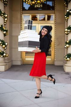 Red Pleated Skirt Outfit, Vegas Attire, Holiday Party Outfit Inspiration, Pleated Skirt Outfits, Christmas Pictures Outfits, Red Pleated Skirt, Skirt Bow, Work Holiday Party, Ideas Navideñas